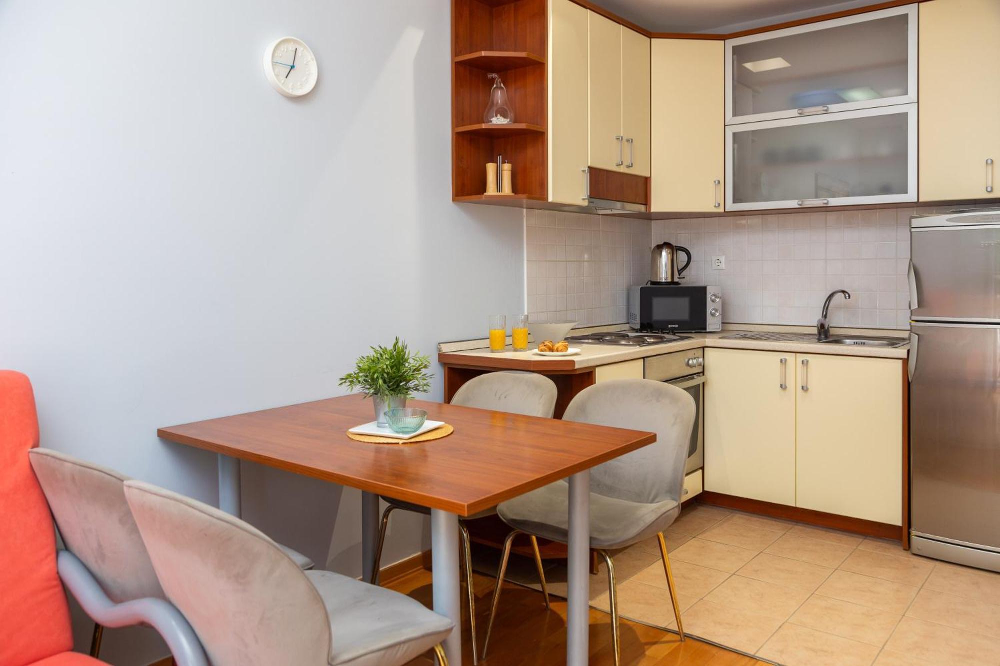 Brkic Apartments With Private Parking Makarska Exterior photo