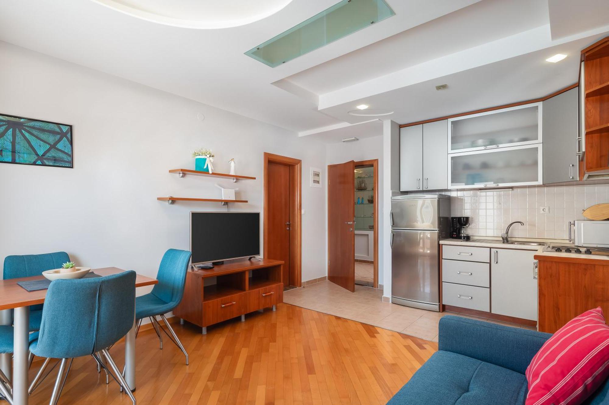 Brkic Apartments With Private Parking Makarska Room photo