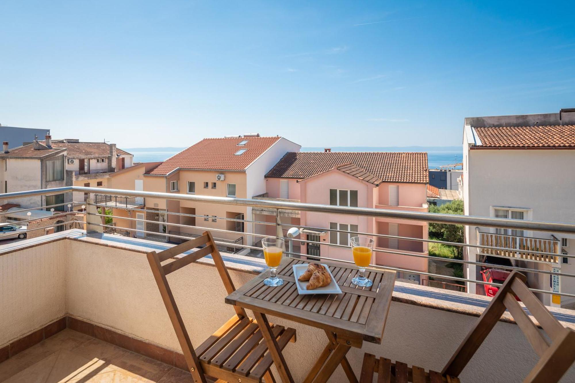 Brkic Apartments With Private Parking Makarska Room photo