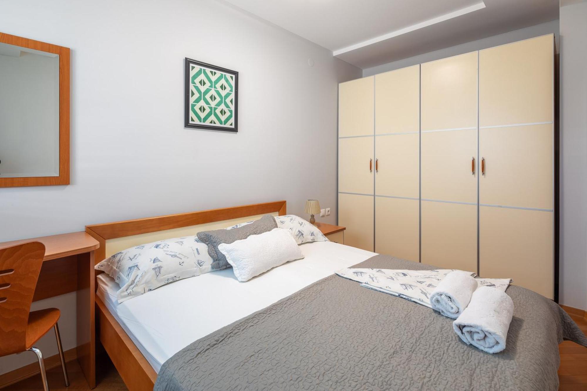 Brkic Apartments With Private Parking Makarska Room photo