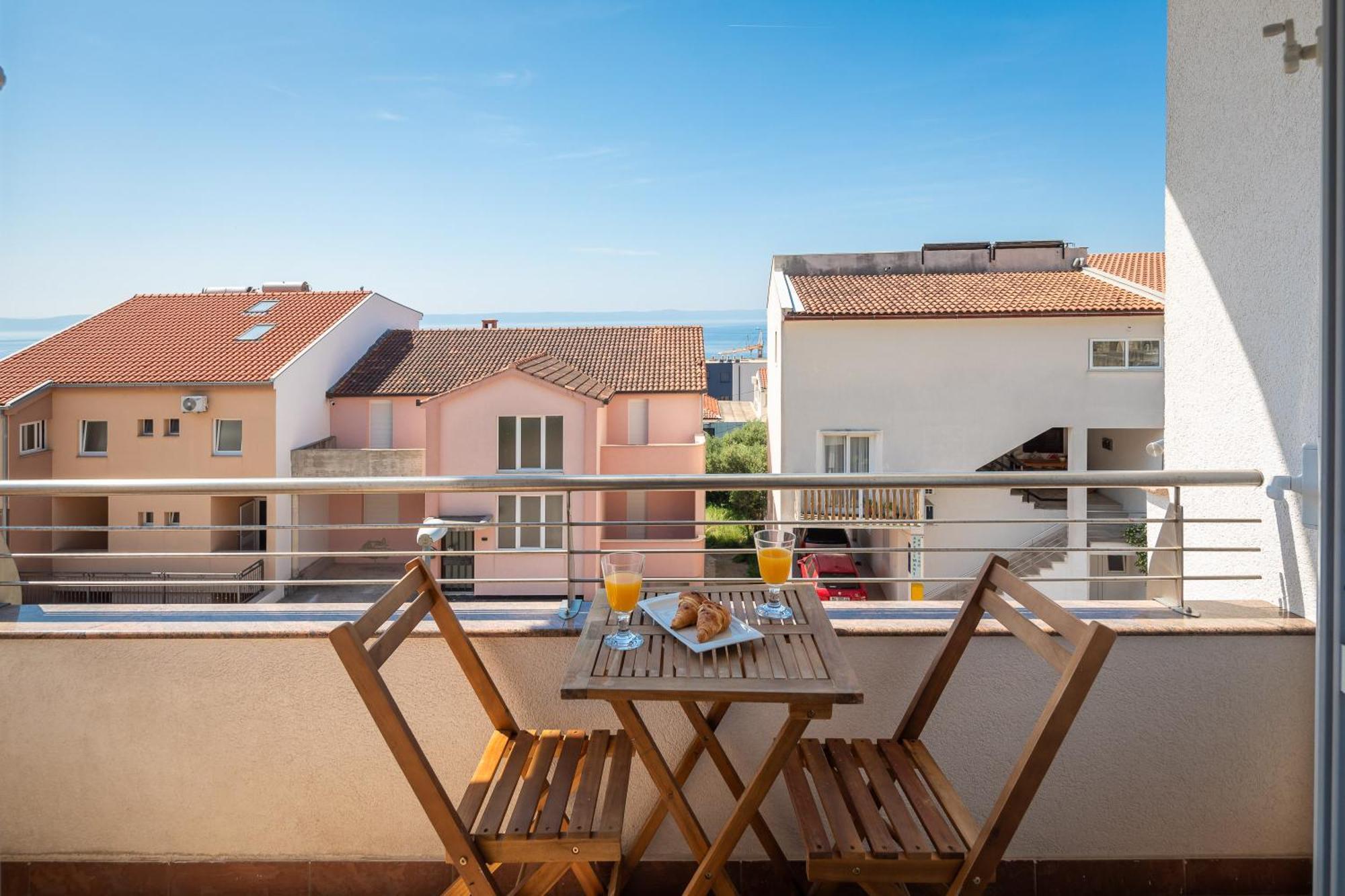 Brkic Apartments With Private Parking Makarska Room photo