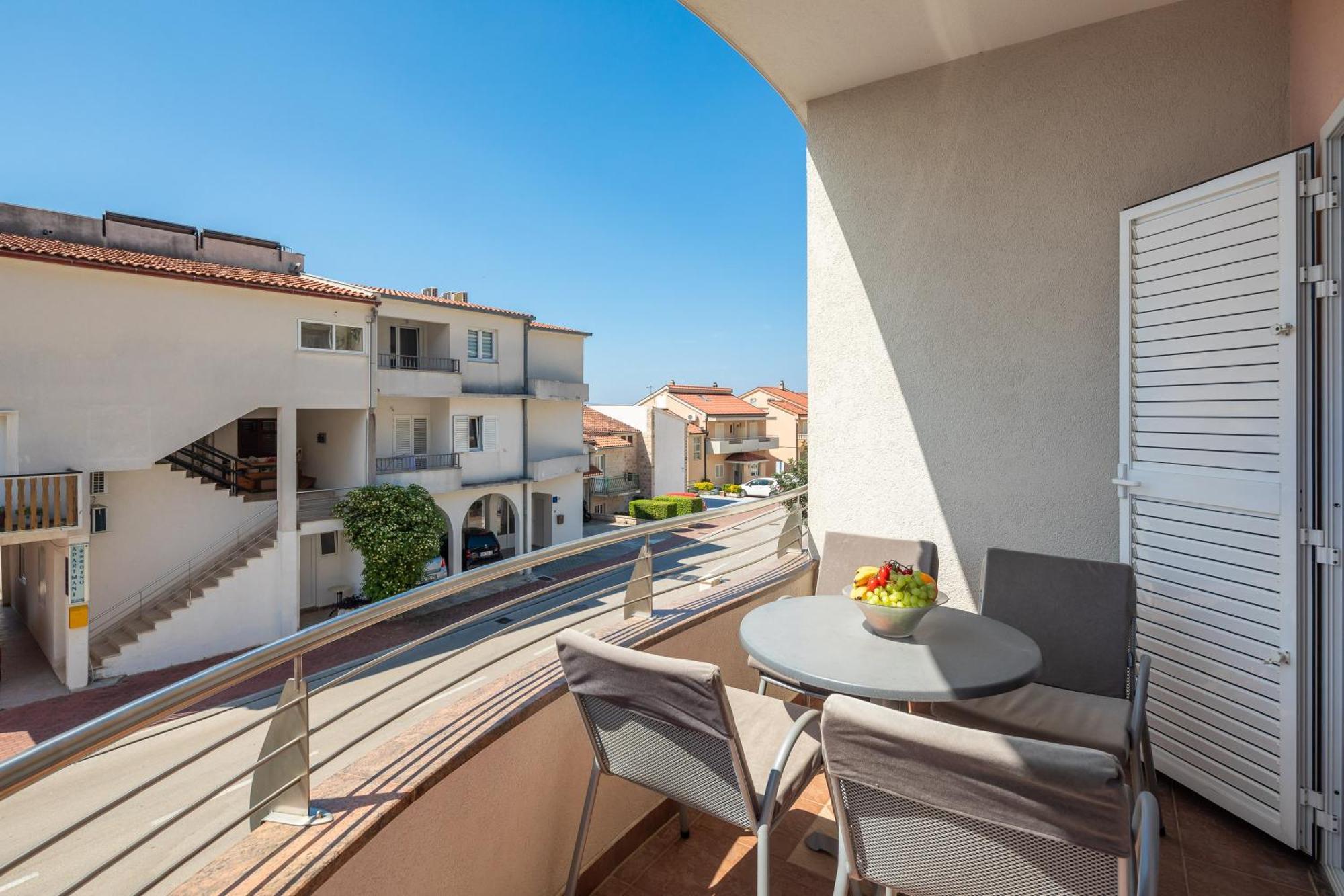 Brkic Apartments With Private Parking Makarska Room photo