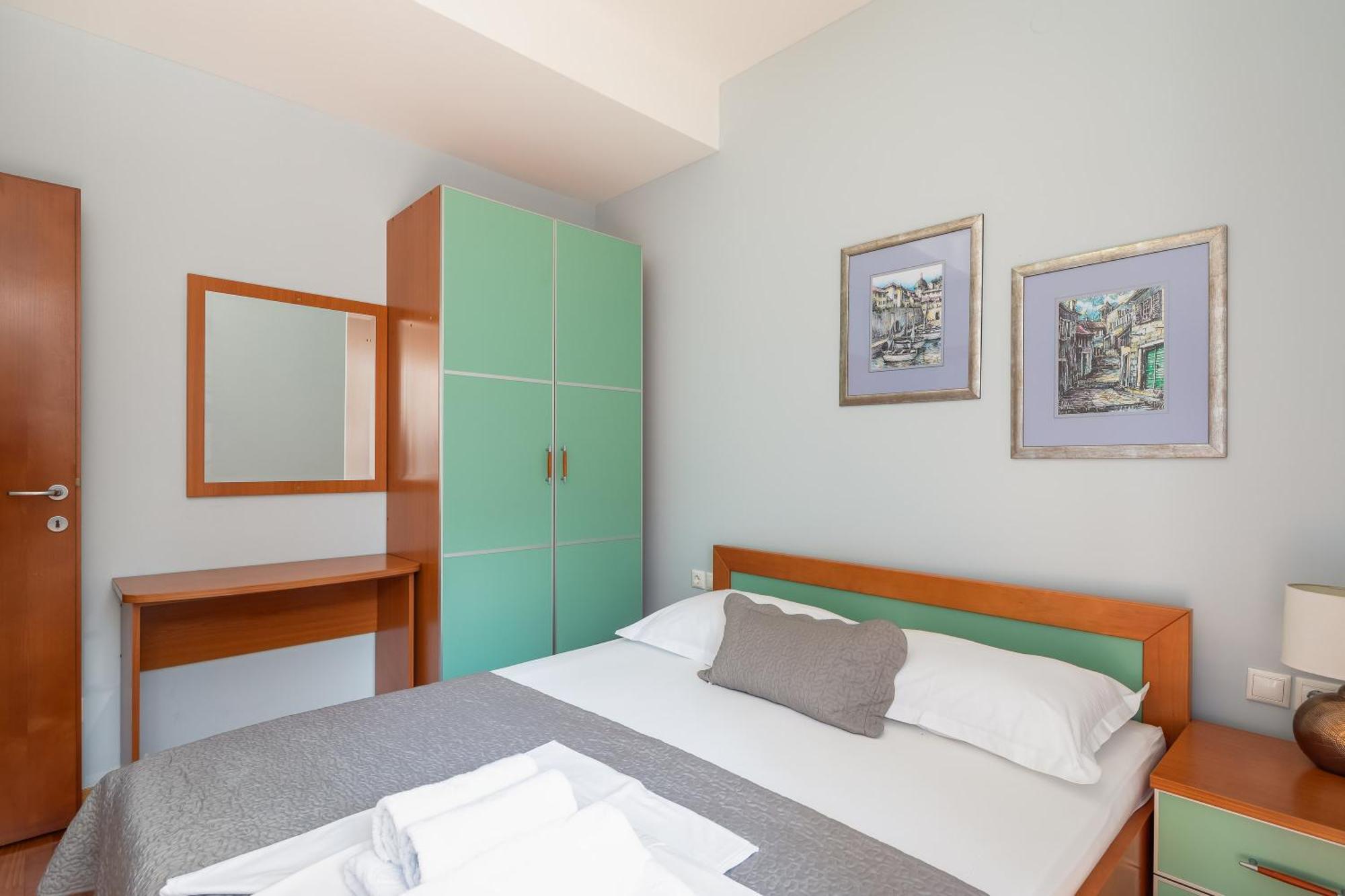 Brkic Apartments With Private Parking Makarska Room photo