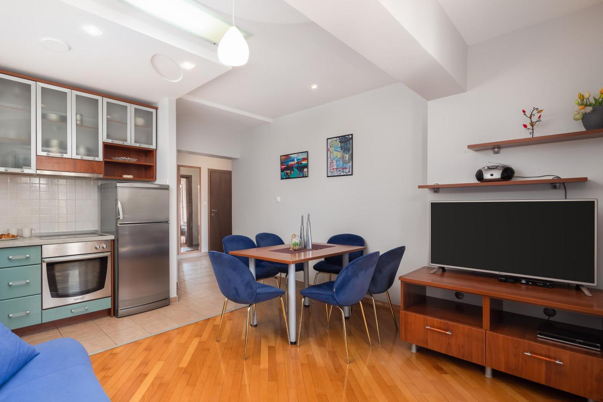Brkic Apartments With Private Parking Makarska Room photo